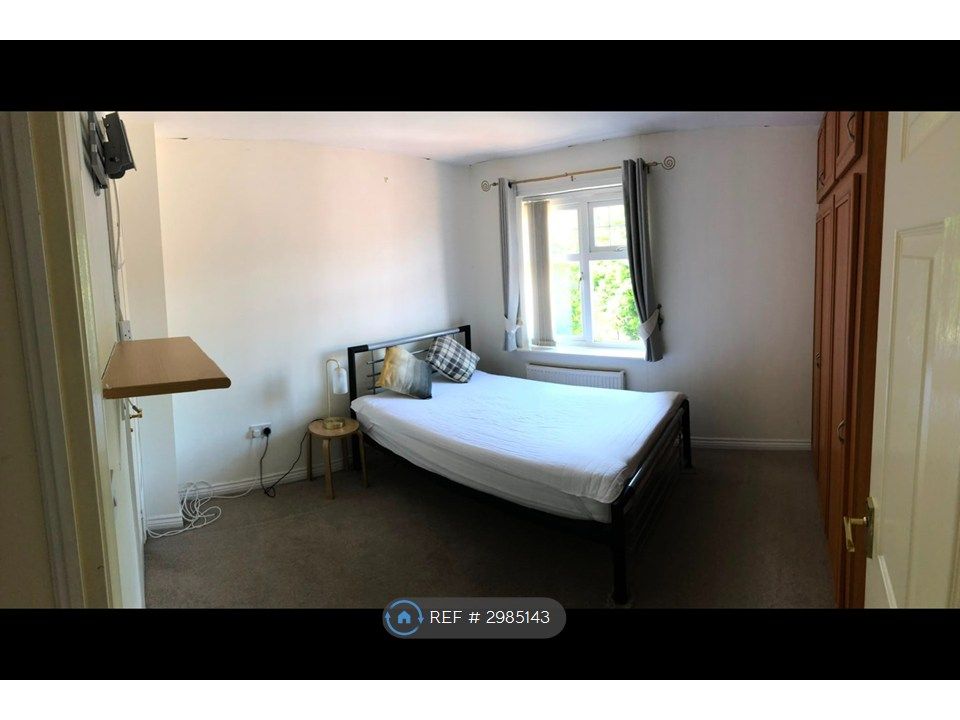 Property photo 2 of 10 Bedroom (View 2)