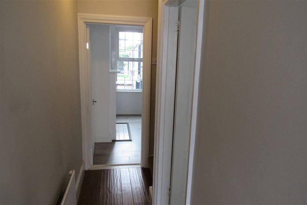 Property photo 2 of 18 Entrance Hall