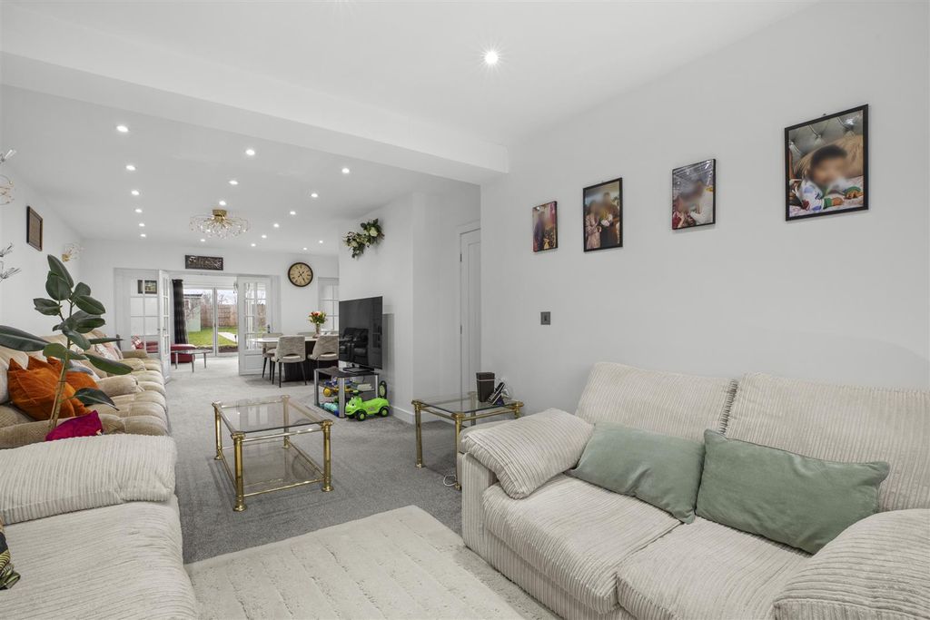 Property photo 3 of 15 102 Carver Hill Rd, Hp11 2Ud-12.Jpg