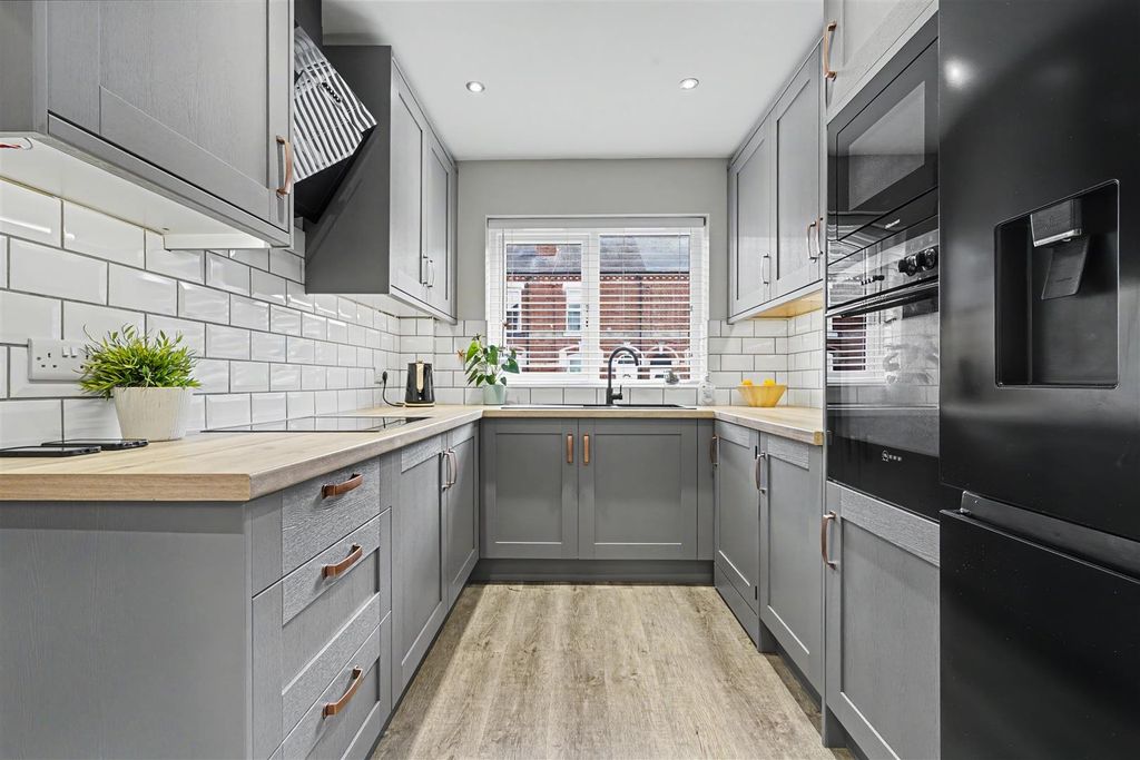 Property photo 3 of 18 Dining Kitchen