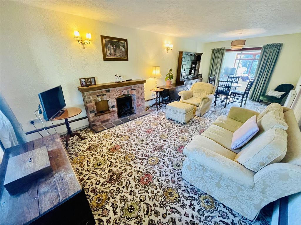 Property photo 3 of 17 Lounge/Dining Room