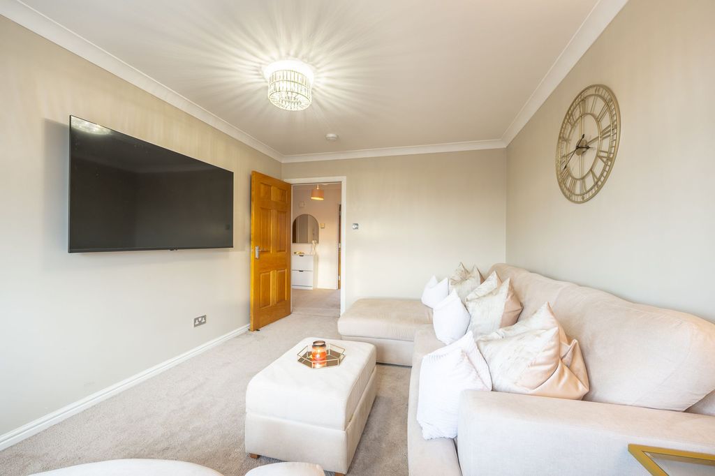 Property photo 3 of 18 Lounge