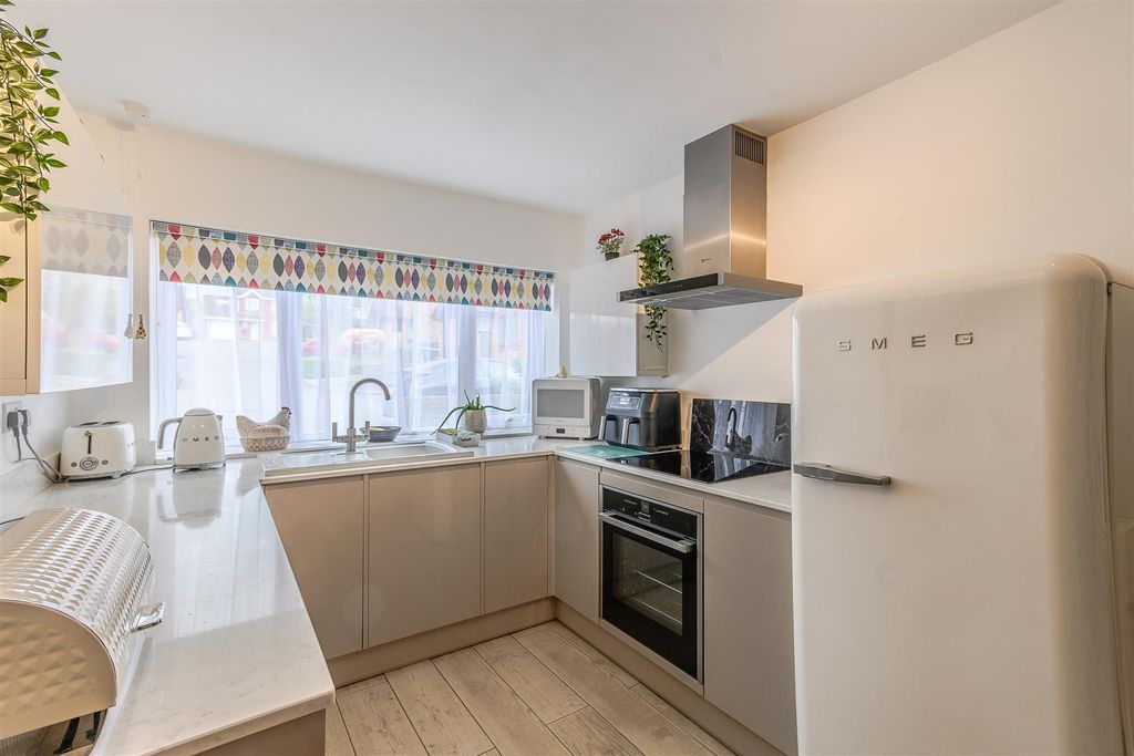 Property photo 3 of 27