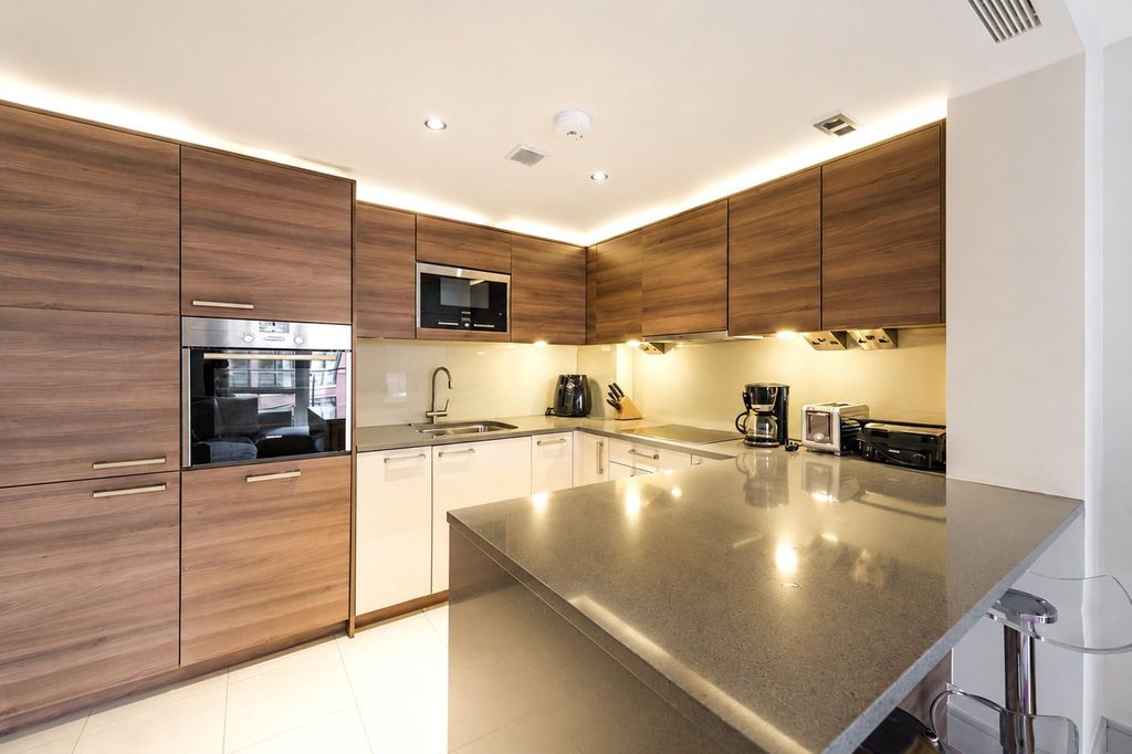 Property photo 3 of 11 Kitchen