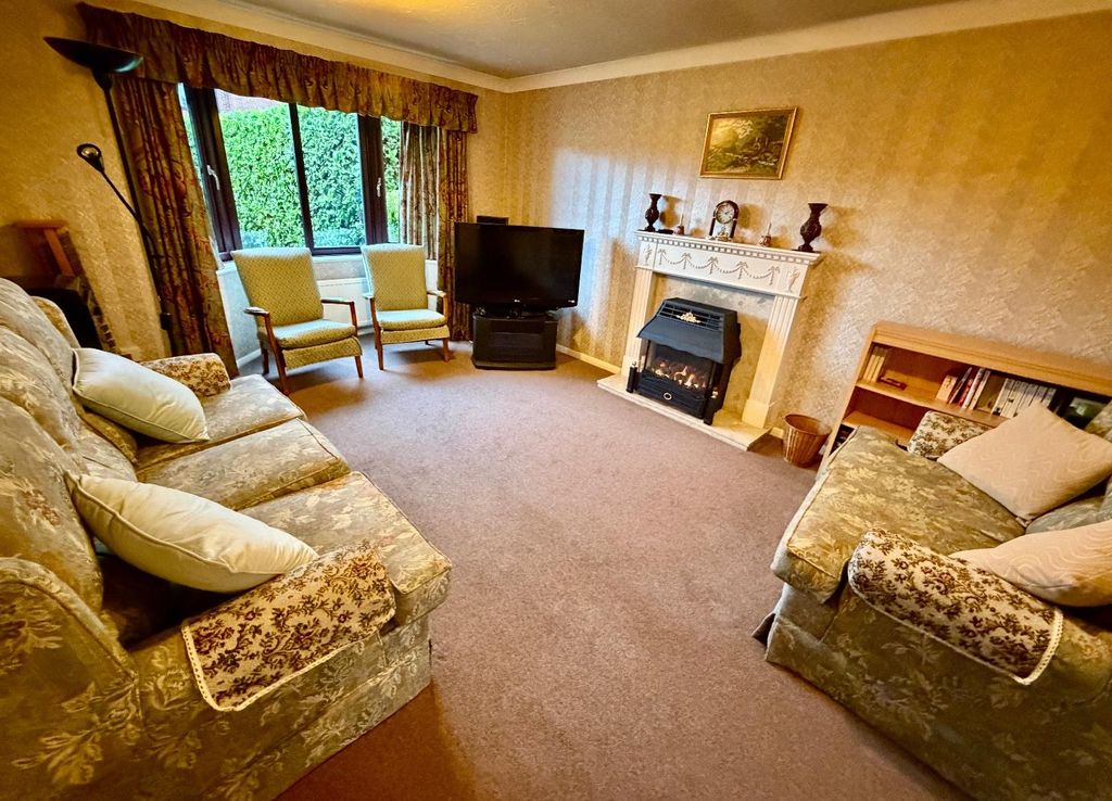 Property photo 2 of 12 Lounge