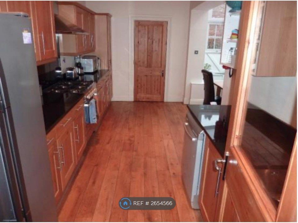 Property photo 3 of 6 Big Breakfast Kitchen Conservatory With 55 Smart