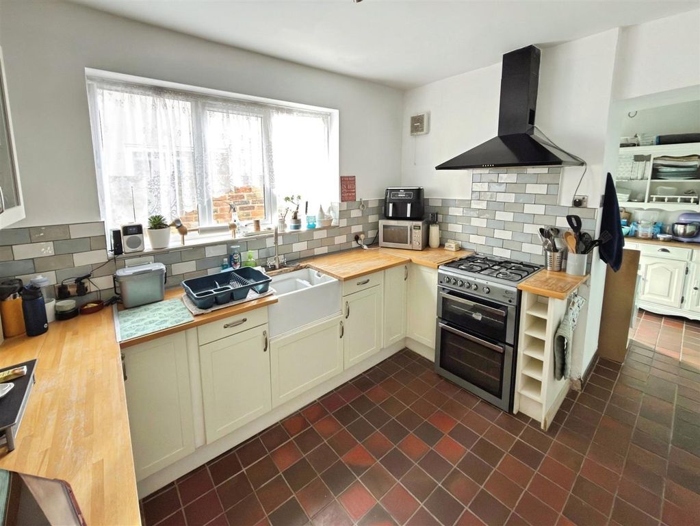 Property photo 3 of 18 Beresford Road  (10).Jpg