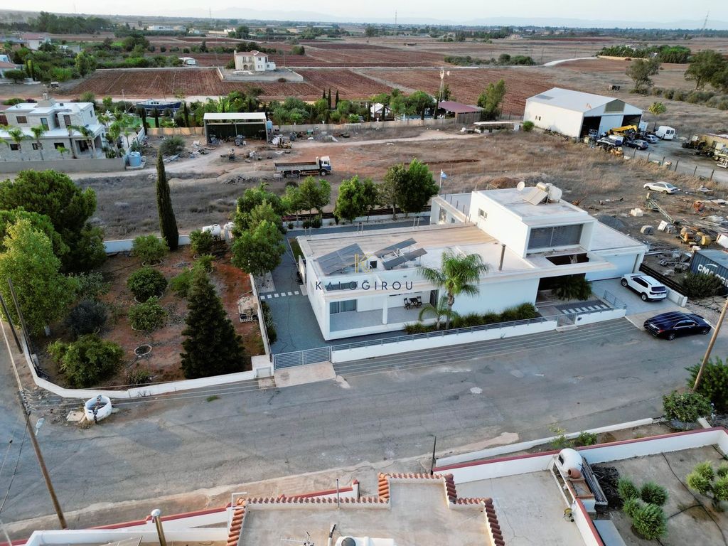 Property photo 1 of 43