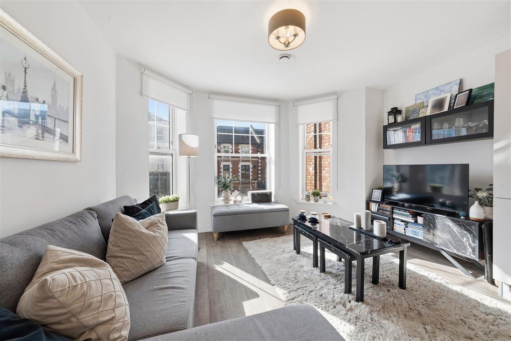 Property photo 2 of 13 26, 100 London Road-12.Jpg