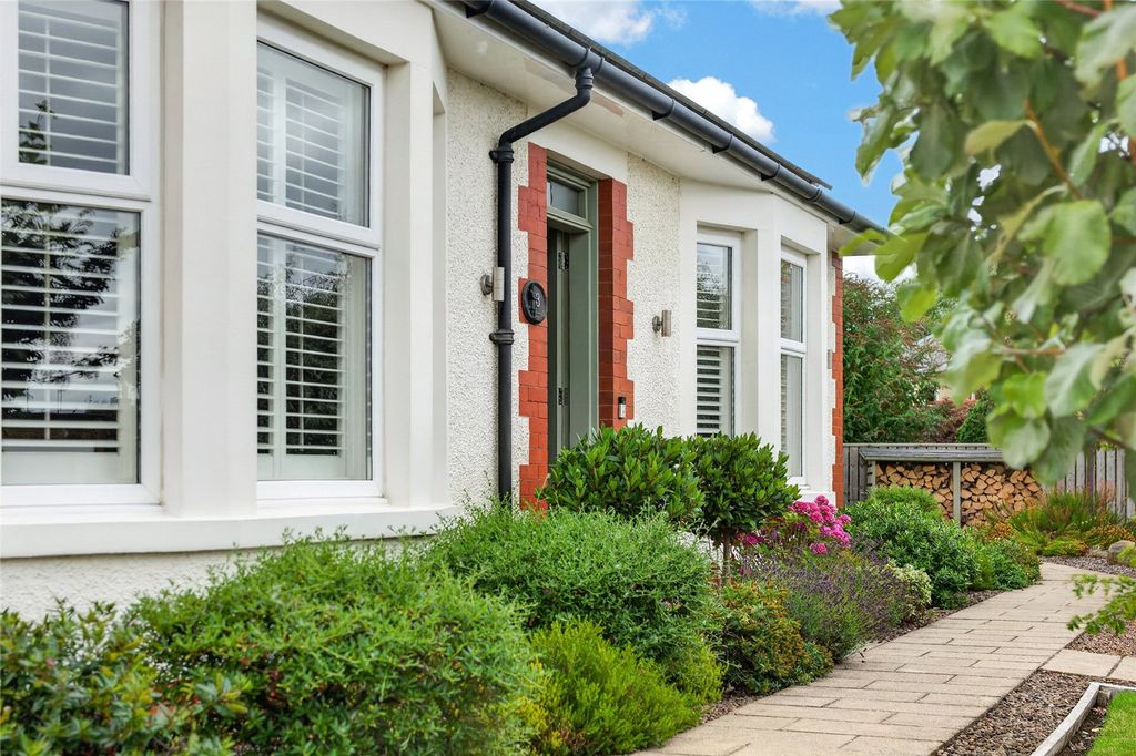 Property photo 2 of 24 Craigs Crescent