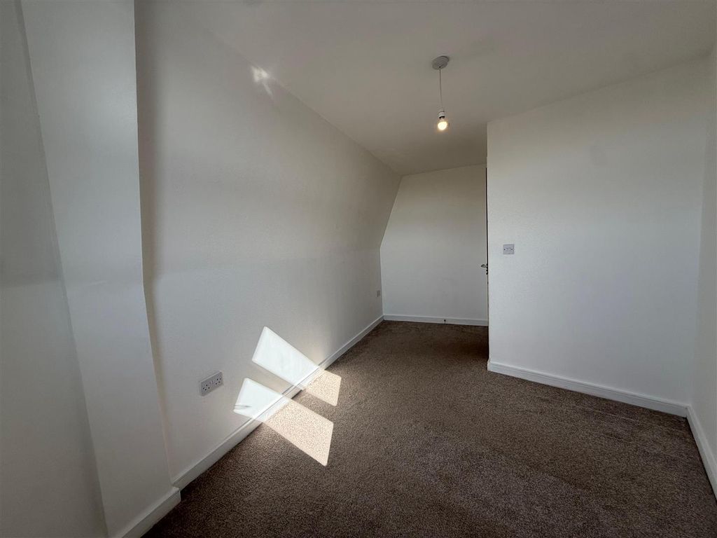 Property photo 2 of 5 Bedroom