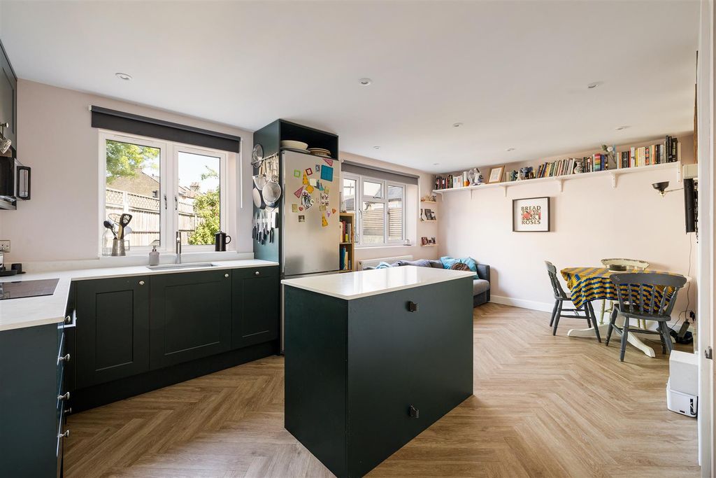 Property photo 2 of 22 Dames Road, E7