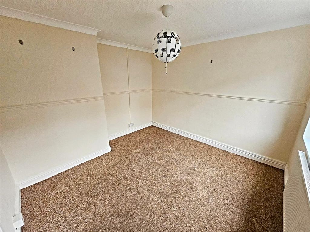 Property photo 3 of 13 Lounge