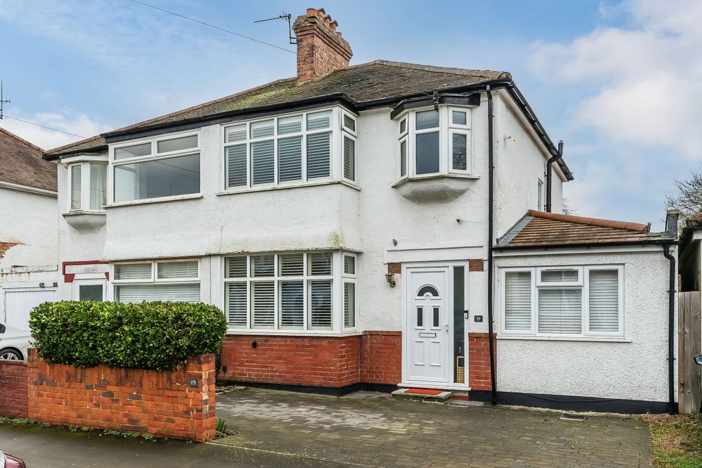 Property photo 1 of 32 19-Cleeve-Road-33
