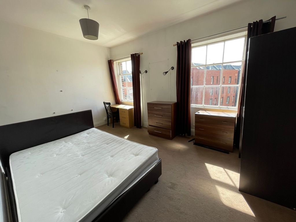 Property photo 2 of 10 Bright And Spacious Double Bedroom Featuring A Lar...