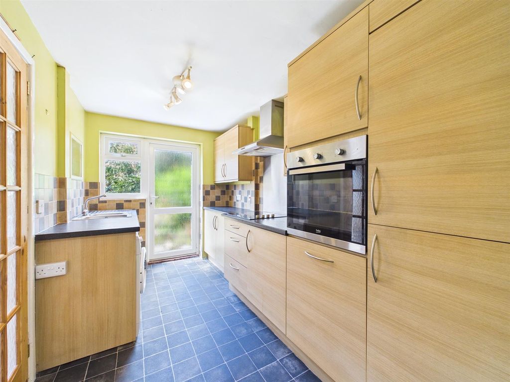 Property photo 3 of 16 4 - Three-Bedroom House In Winterboune.Jpg