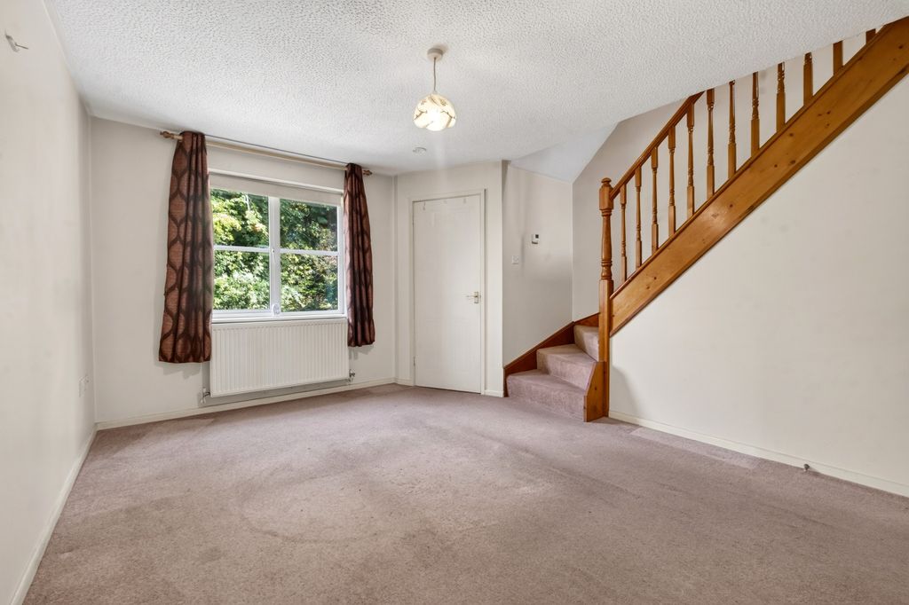 Property photo 2 of 10 Living Room (2)