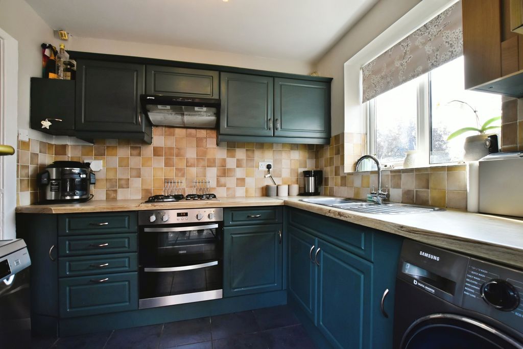 Property photo 3 of 18 Kitchen