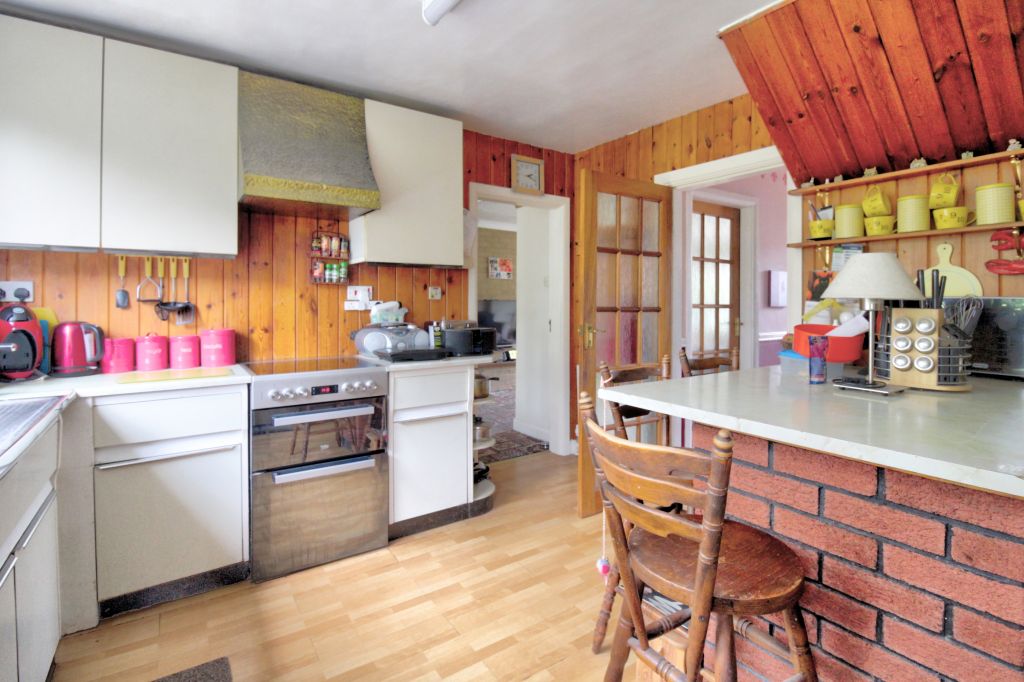 Property photo 3 of 19 Kitchen