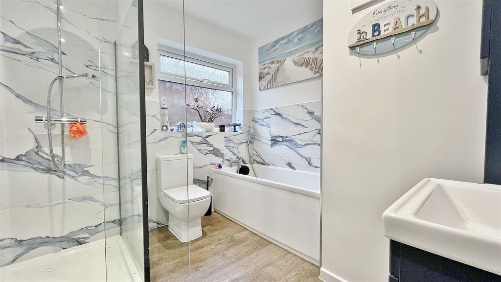 Property photo 2 of 20 Bathroom