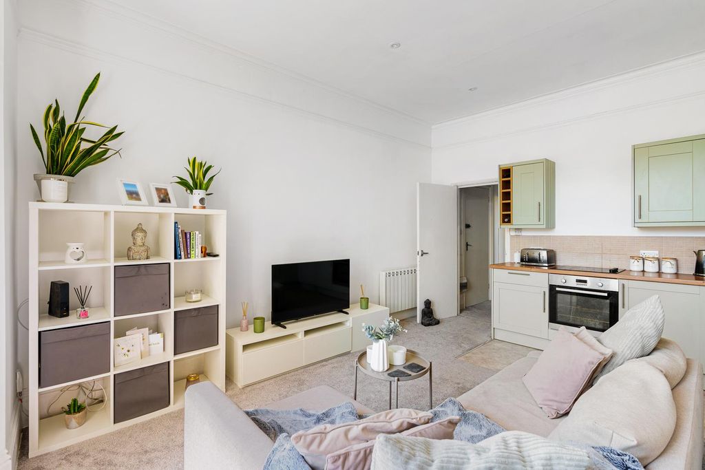 Property photo 2 of 17 Flat 5, 38 Shelley Road-11.Jpg