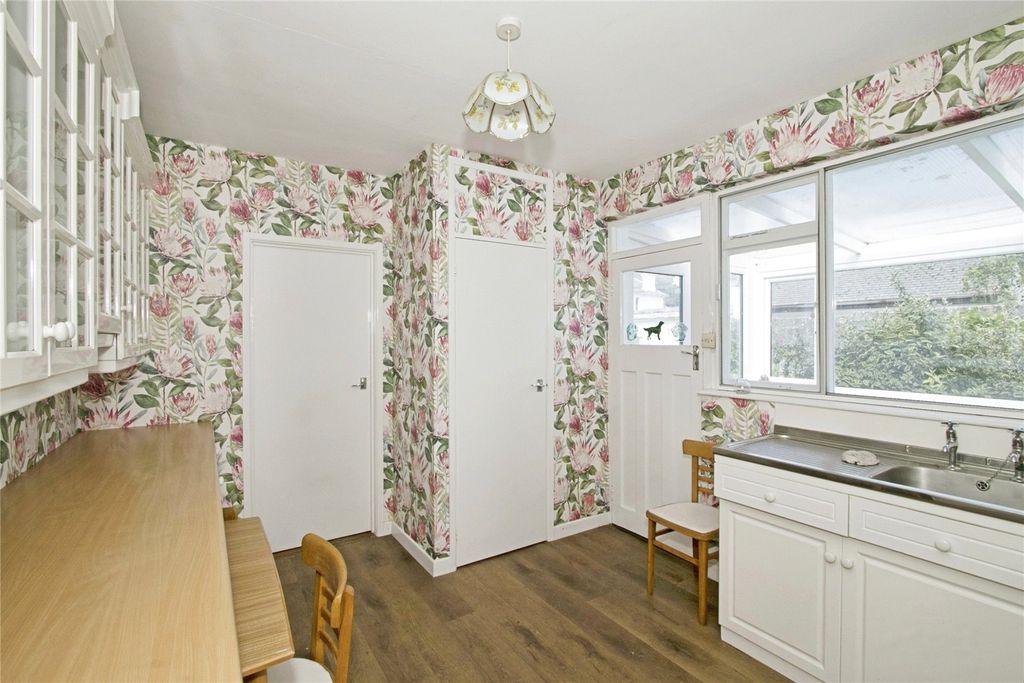 Property photo 3 of 12 Kitchen