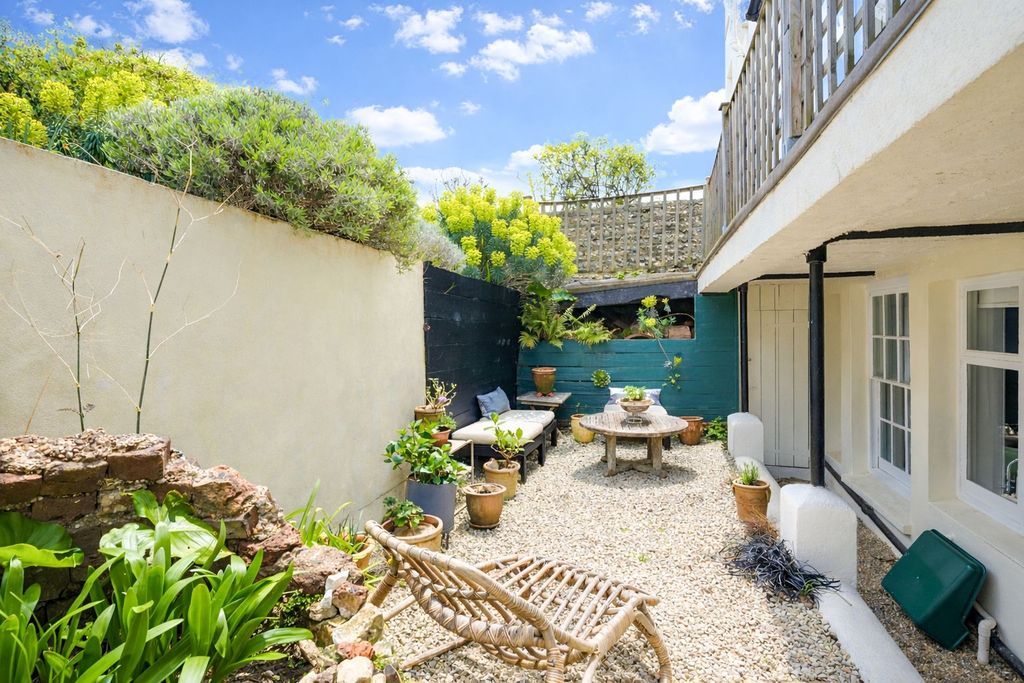 Property photo 2 of 28