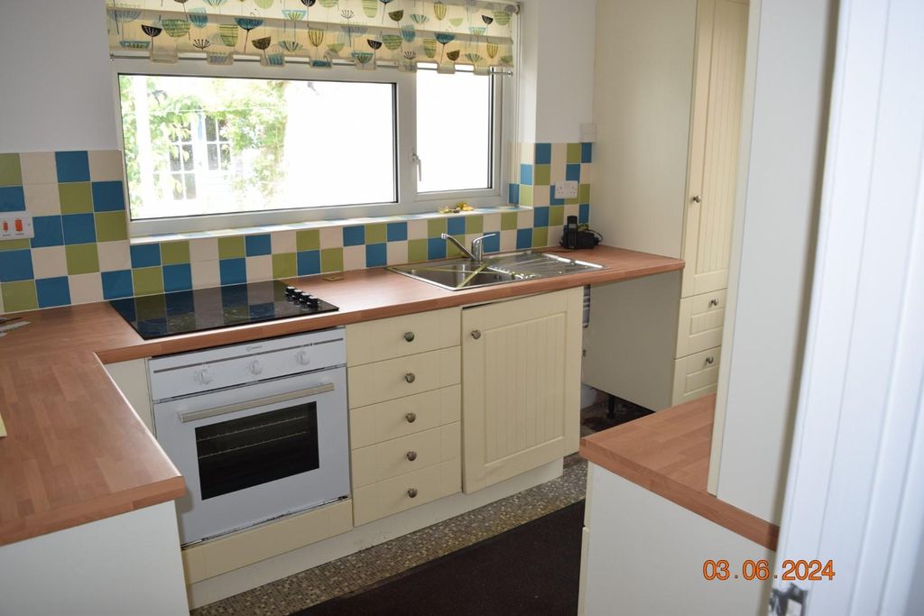 Property photo 3 of 23 Kitchen