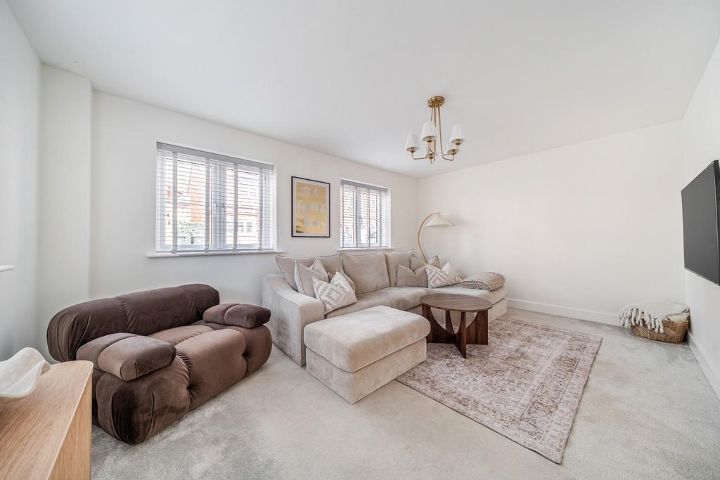 Property photo 3 of 21 1439837-14-69Dd16666336A.Jpg