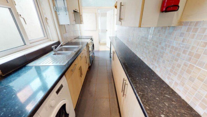 Property photo 3 of 8 Kitchen