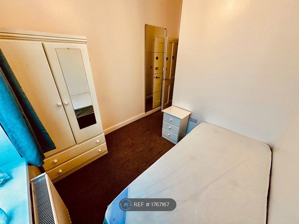 Property photo 3 of 11 Bedroom 2