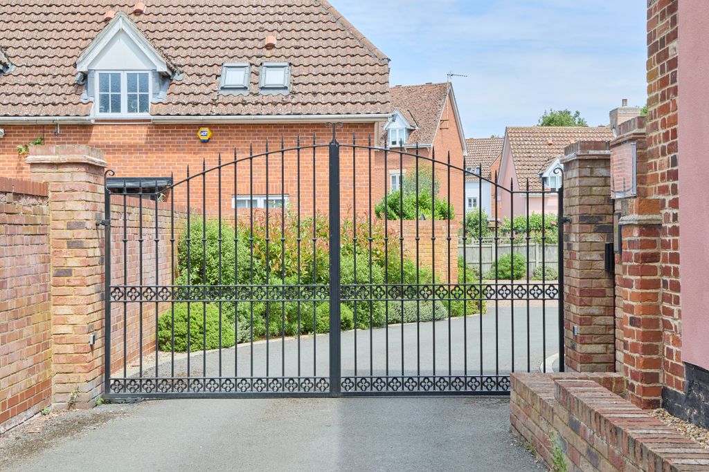 Property photo 2 of 12