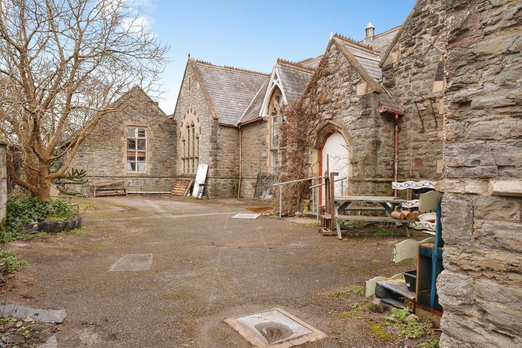 Property photo 2 of 22