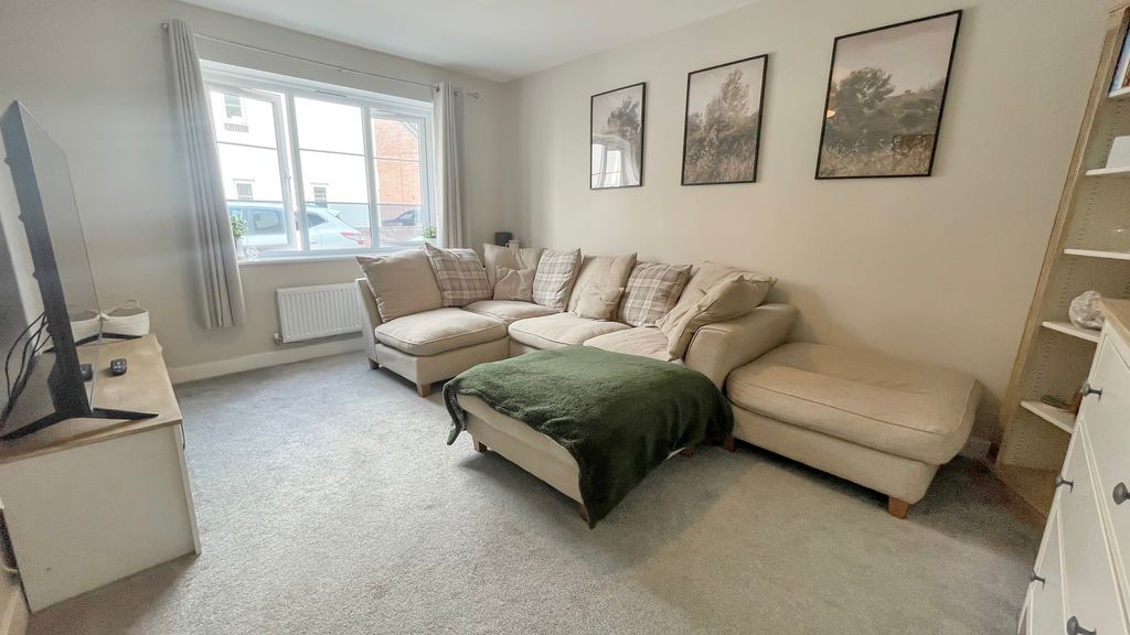 Property photo 3 of 13 Lounge