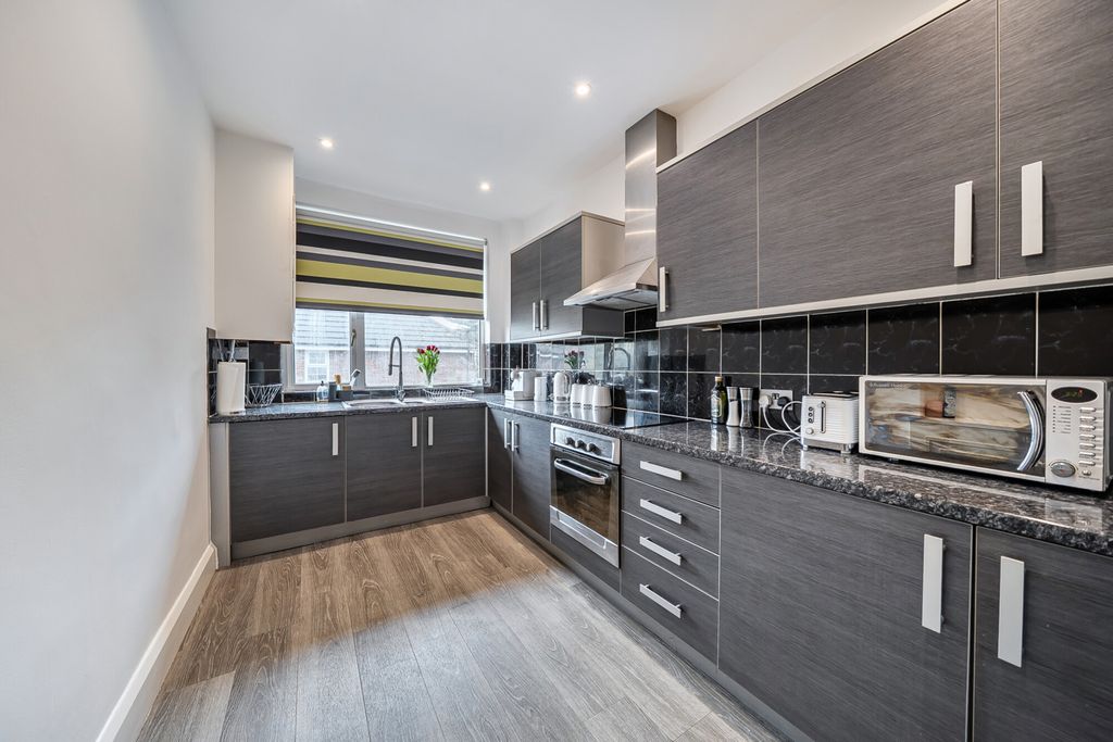 Property photo 2 of 14 1446185-7-69De5F2...