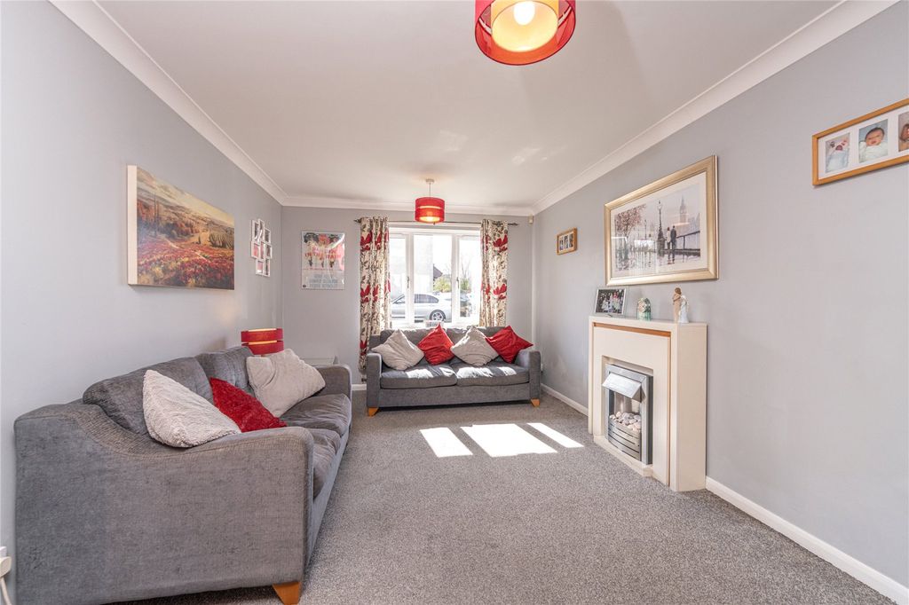 Property photo 2 of 31 Lounge