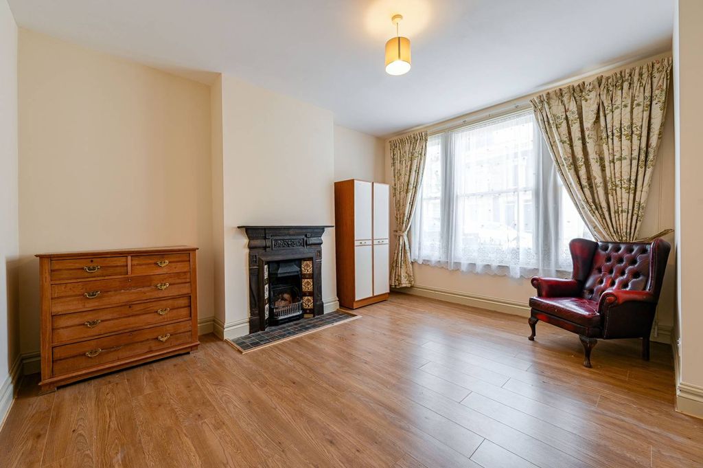 Property photo 2 of 27