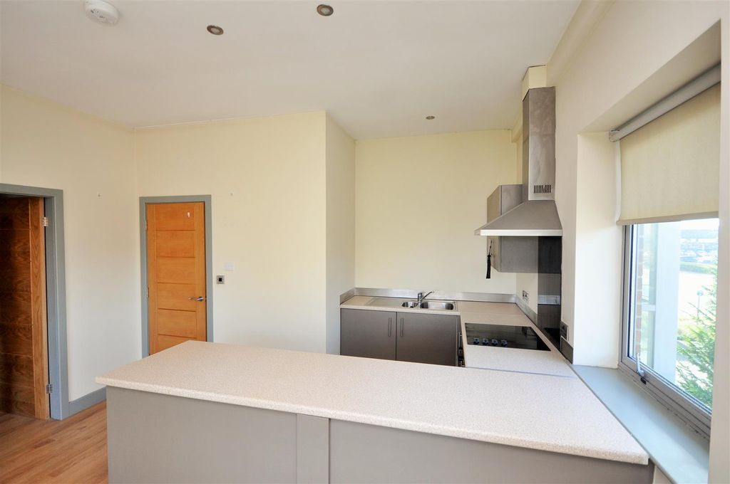 Property photo 3 of 9 Kitchen
