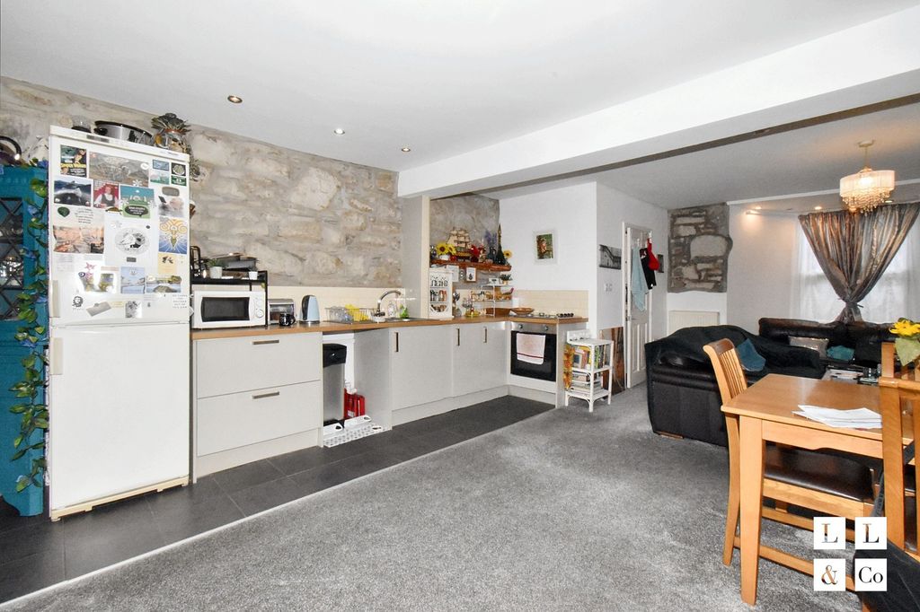 Property photo 3 of 47 Garden Flat