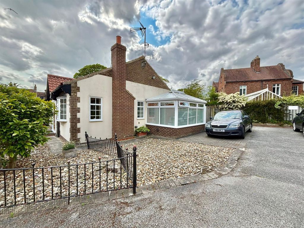 Property photo 2 of 17 Front Garden