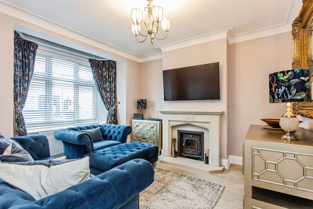 Property photo 1 of 20 Living Room