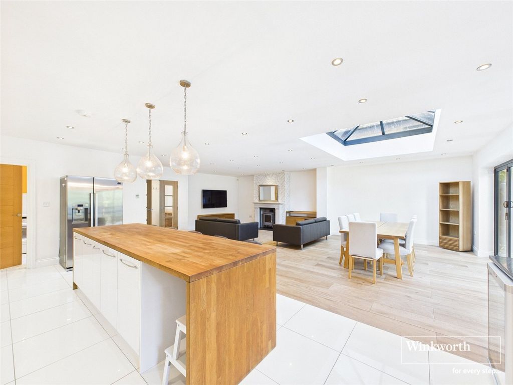 Property photo 2 of 19 Picture No. 24