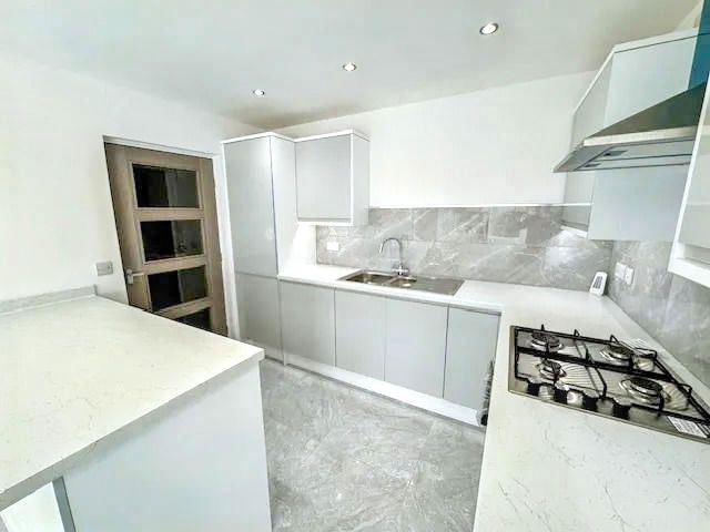 Property photo 2 of 27