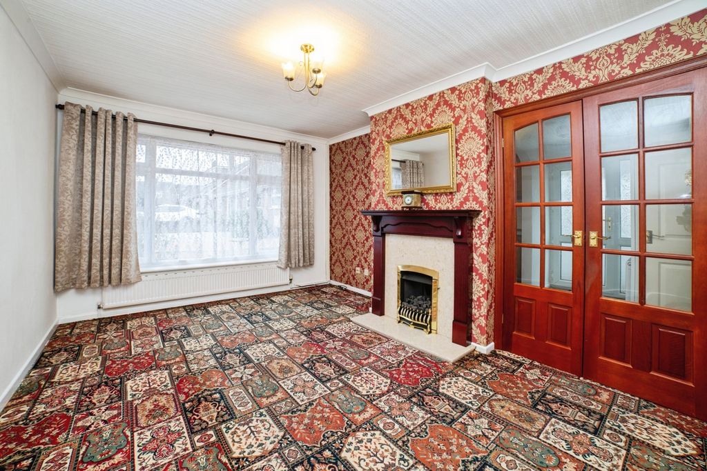 Property photo 3 of 17 Lounge