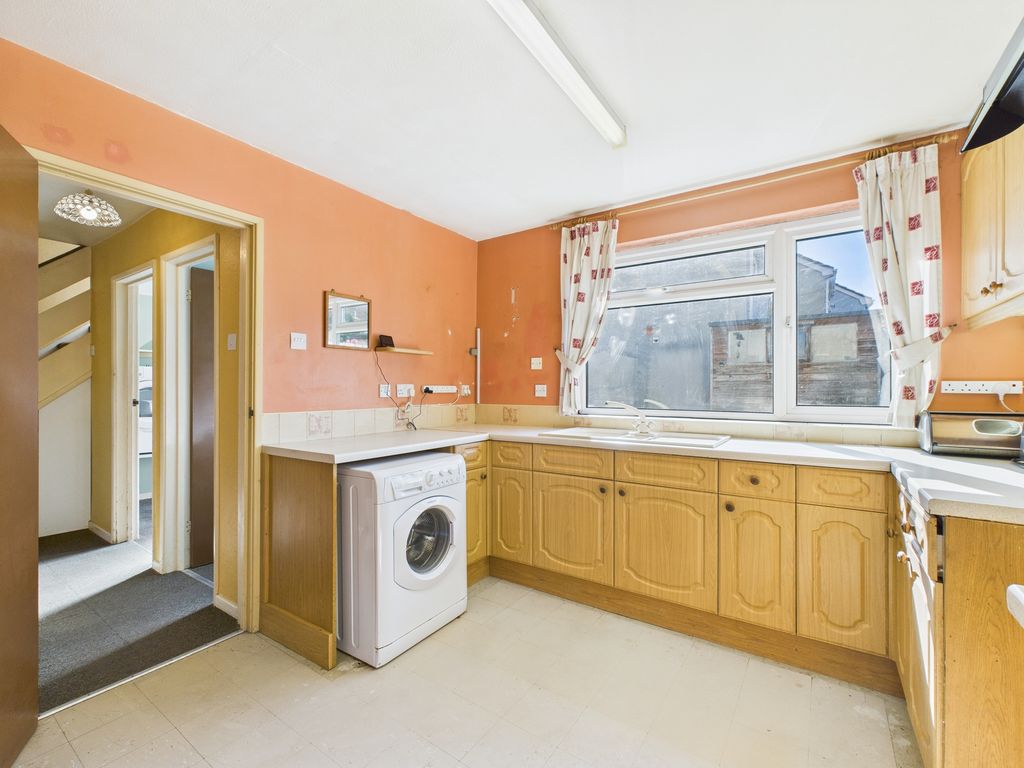 Property photo 3 of 16 Kitchen