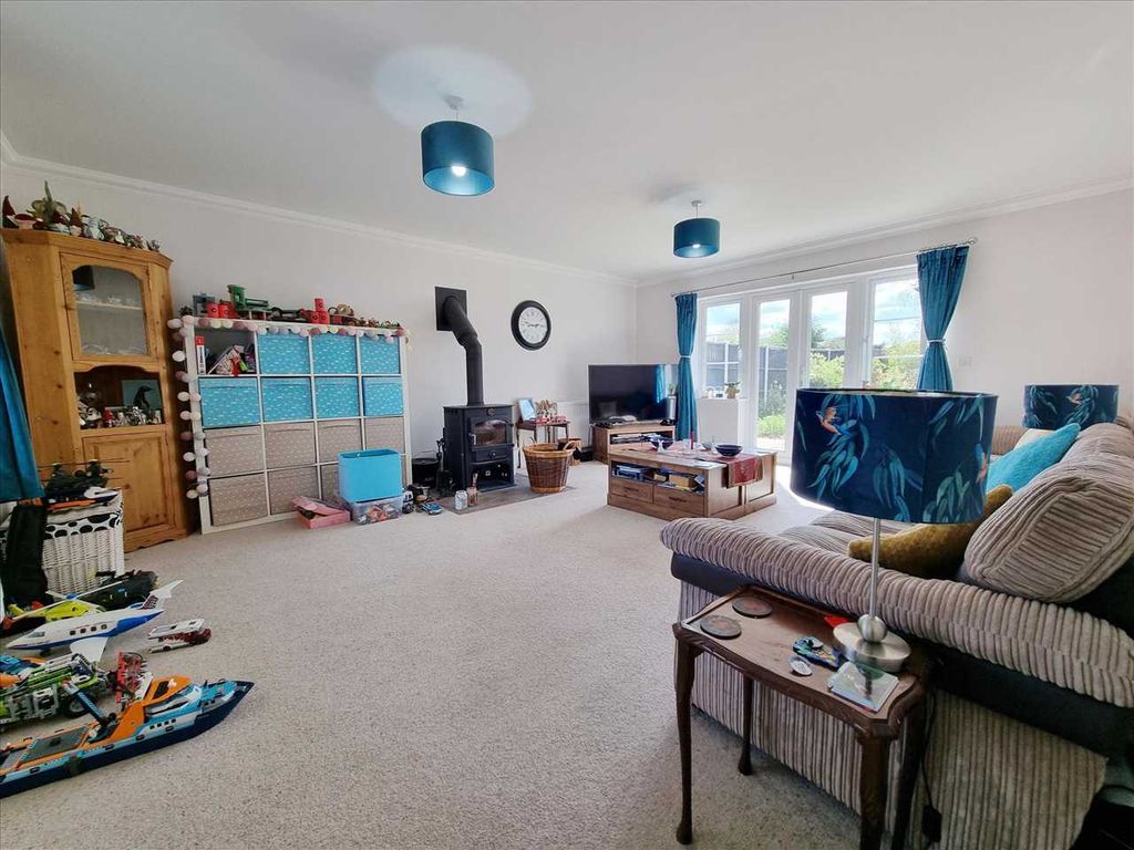 Property photo 3 of 22 Lounge: