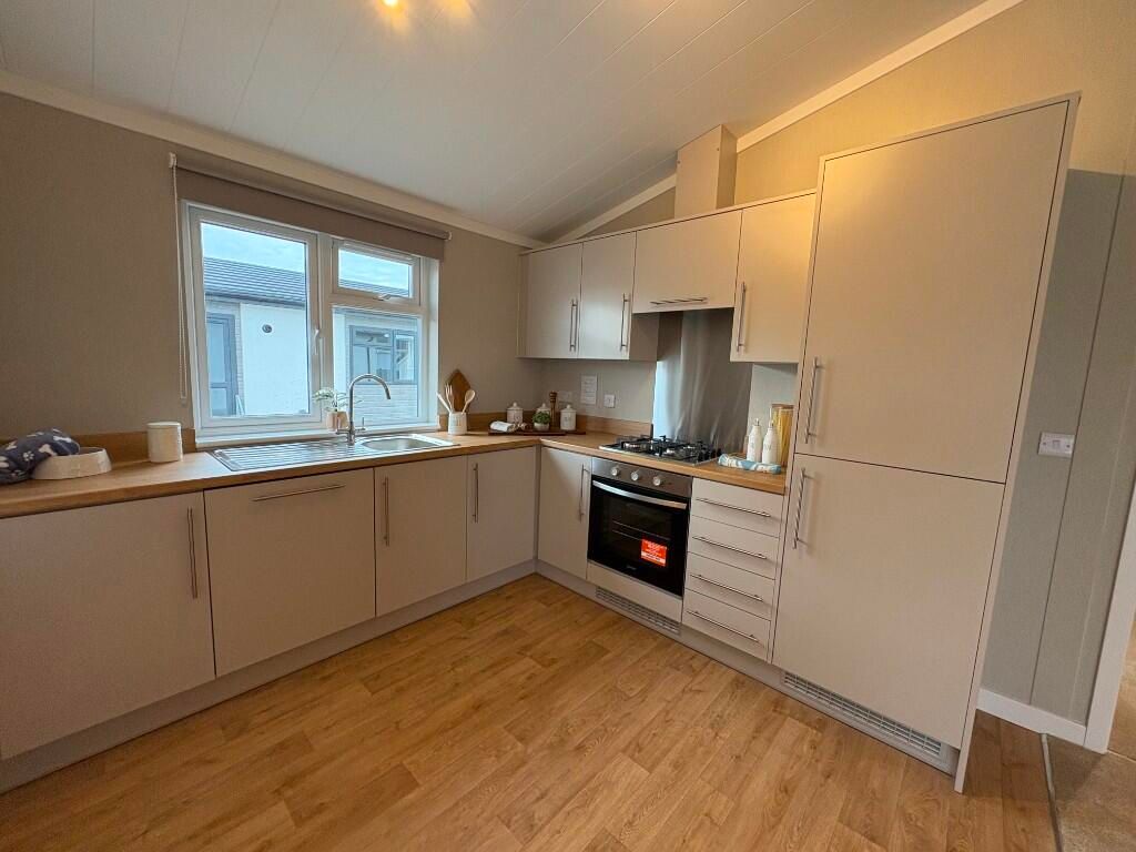 Property photo 2 of 8 Kitchen