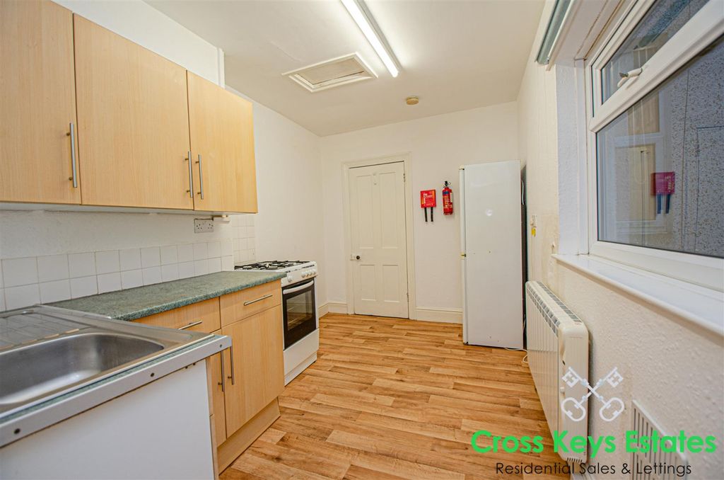 Property photo 3 of 16 Fitted Kitchen