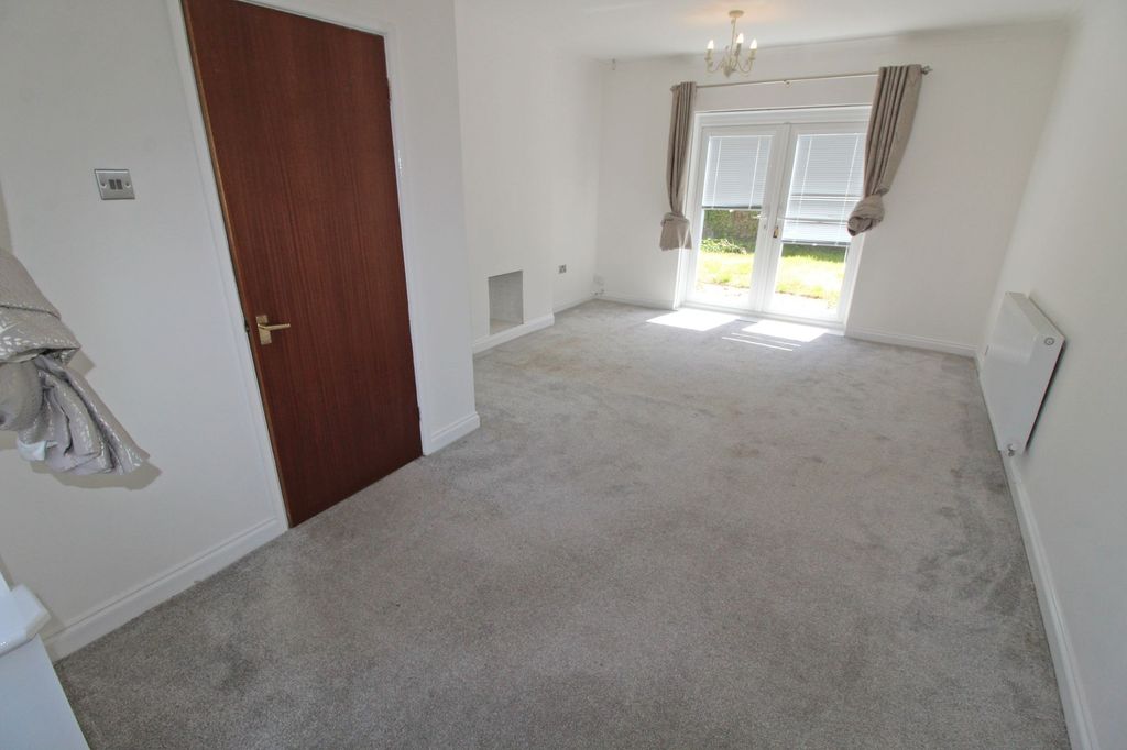 Property photo 2 of 15 Lounge