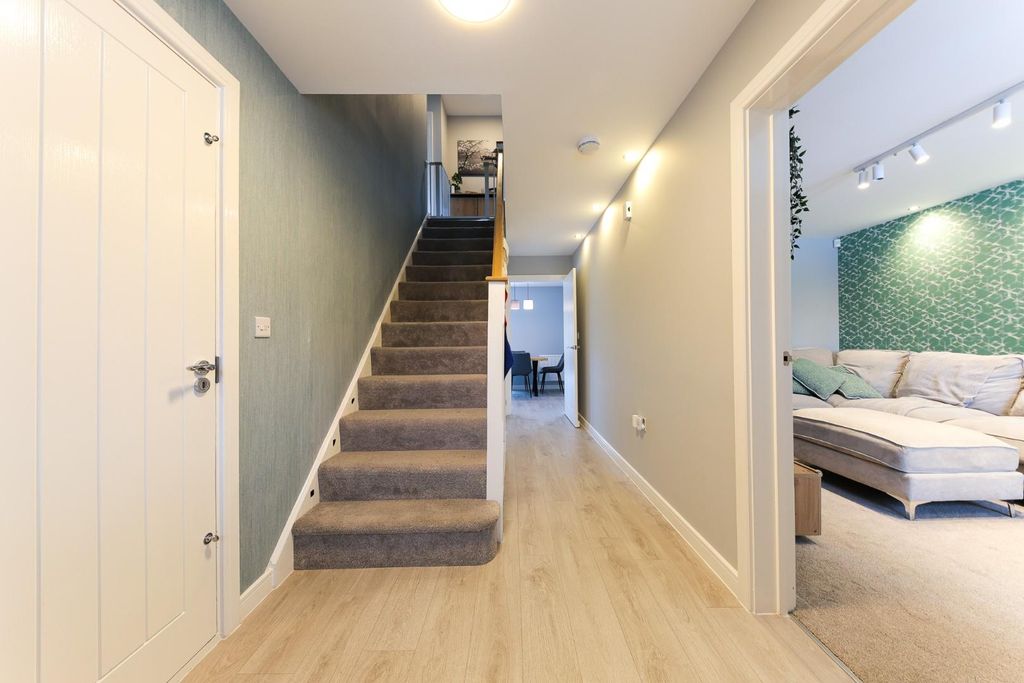 Property photo 3 of 14 Hallway